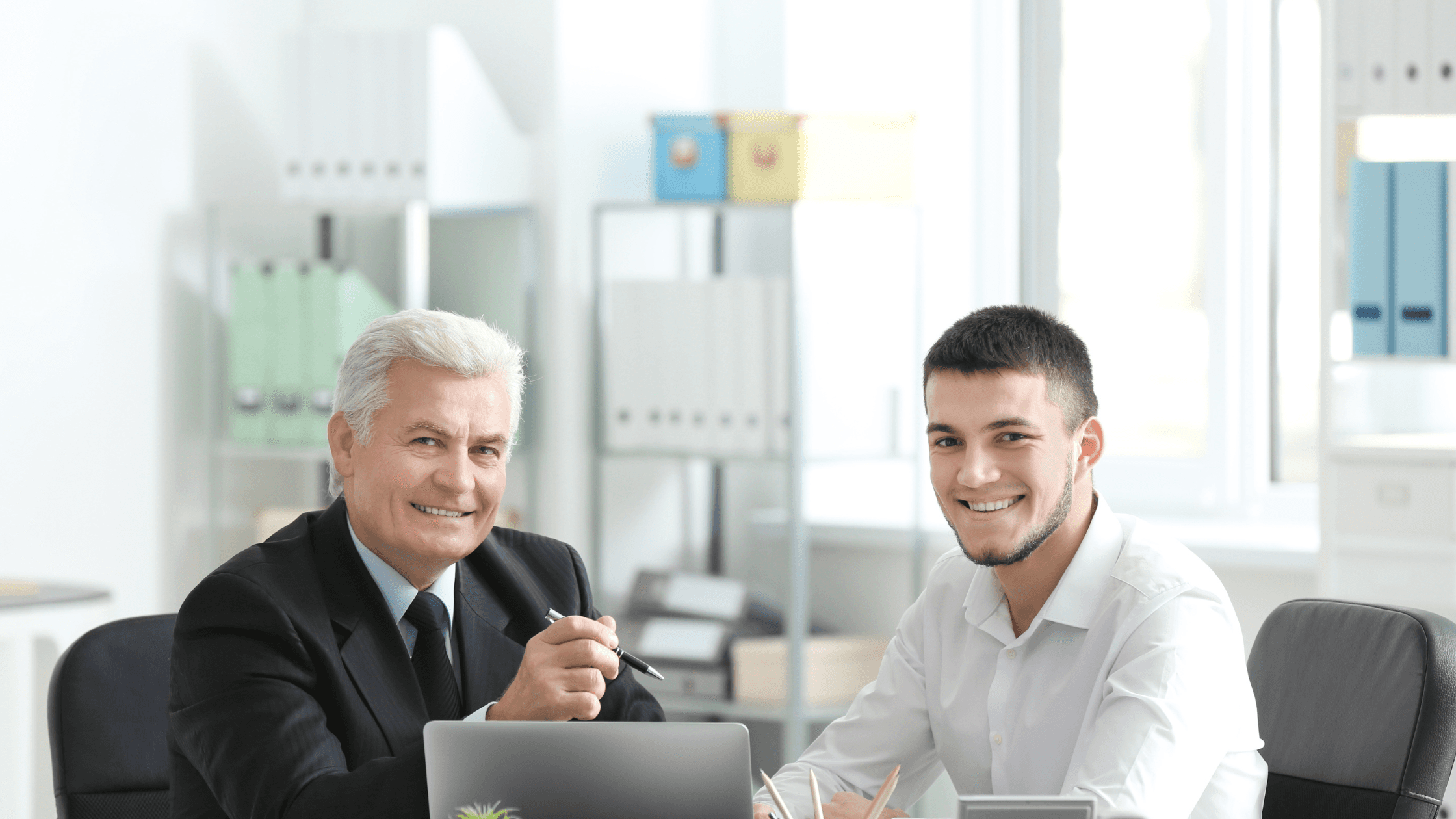 Chef erklärt Nachwuchsführungskraft ein Thema