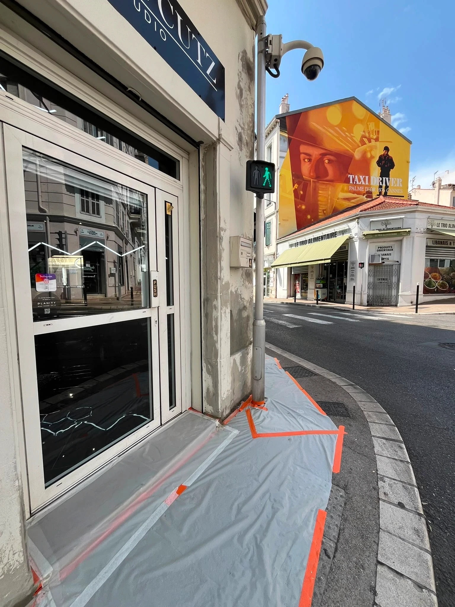 preparation-support-peinture-facade-magasin-cannes_geotagged.webp