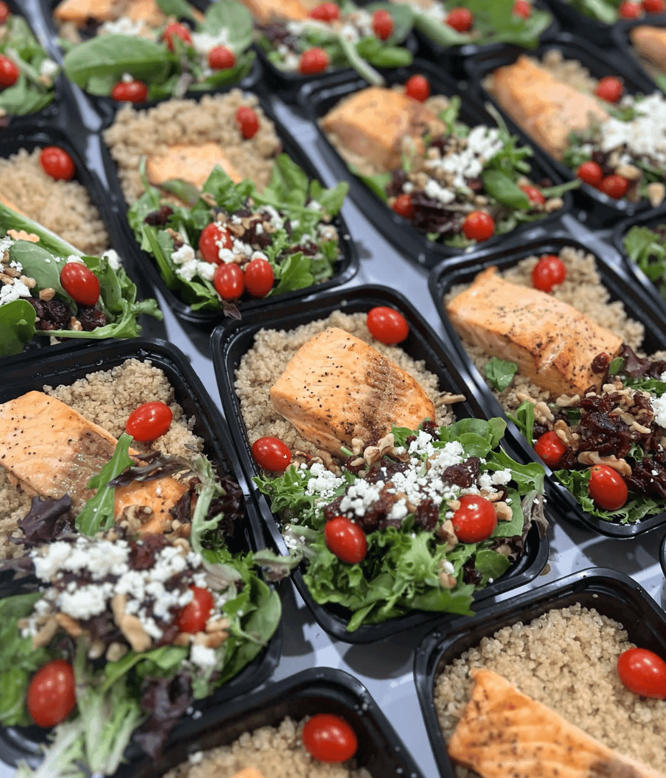 Salmón a la plancha con quinoa, ensalada de hojas verdes, tomate cherry y queso fresco.