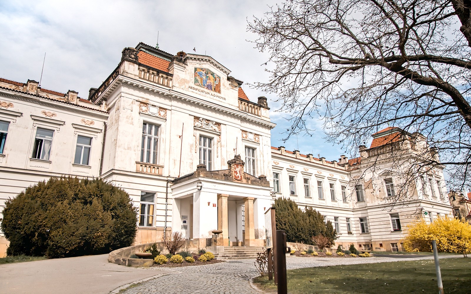 布拉格博尼采精神病医院的外立面，展现出历史建筑风格。