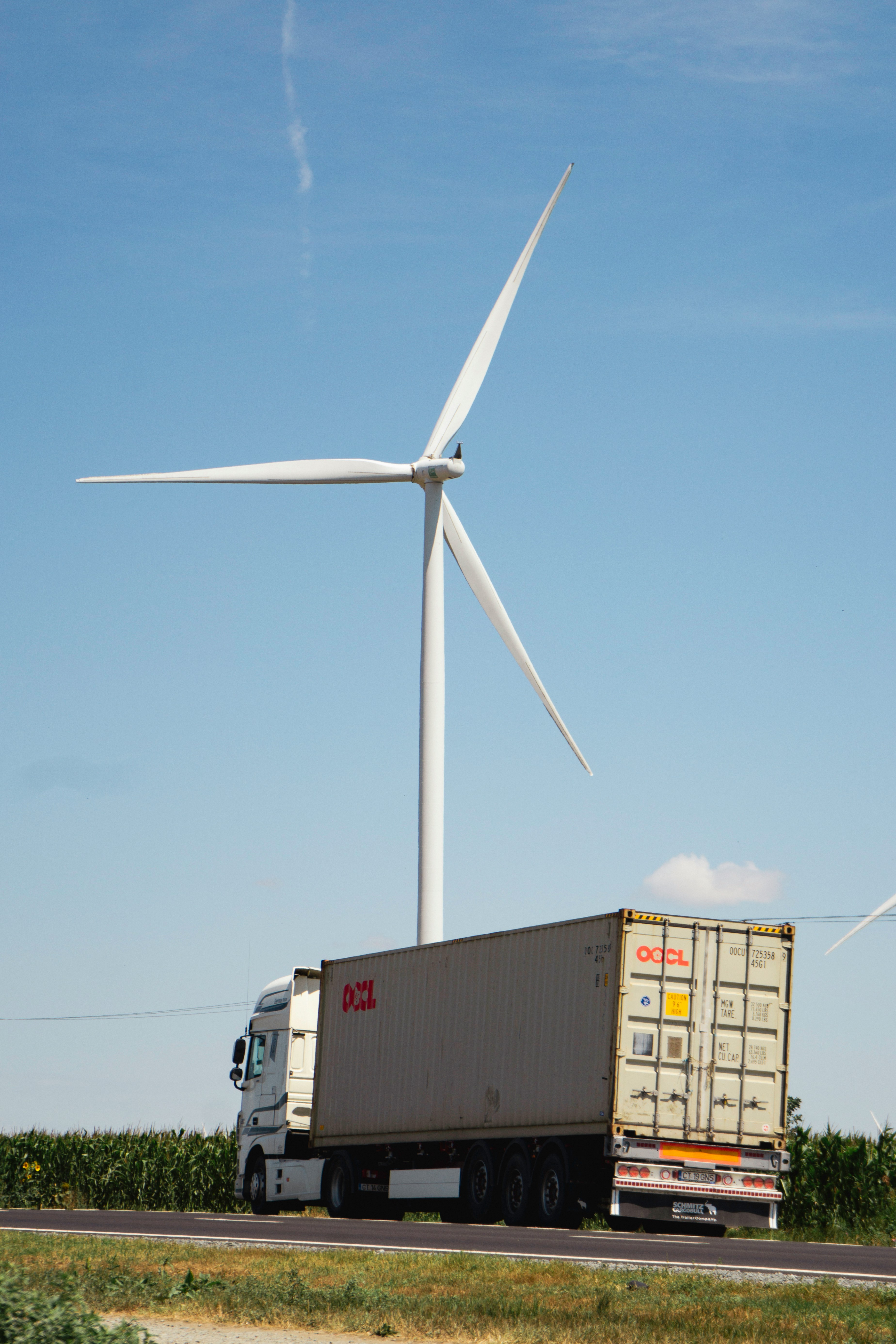 een vrachtwagen met een windmolen