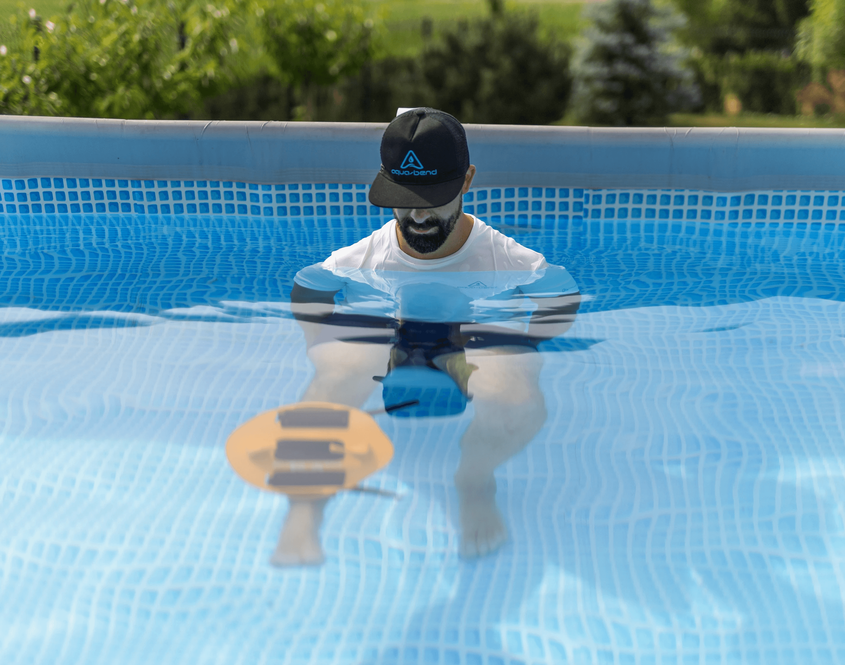 to the leg je pravilno-ne anke- hje to the leg prdolgo?  Man seated in pool performing leg curl with Aqua-Bend Kinetic Edition disc strapped to the leg