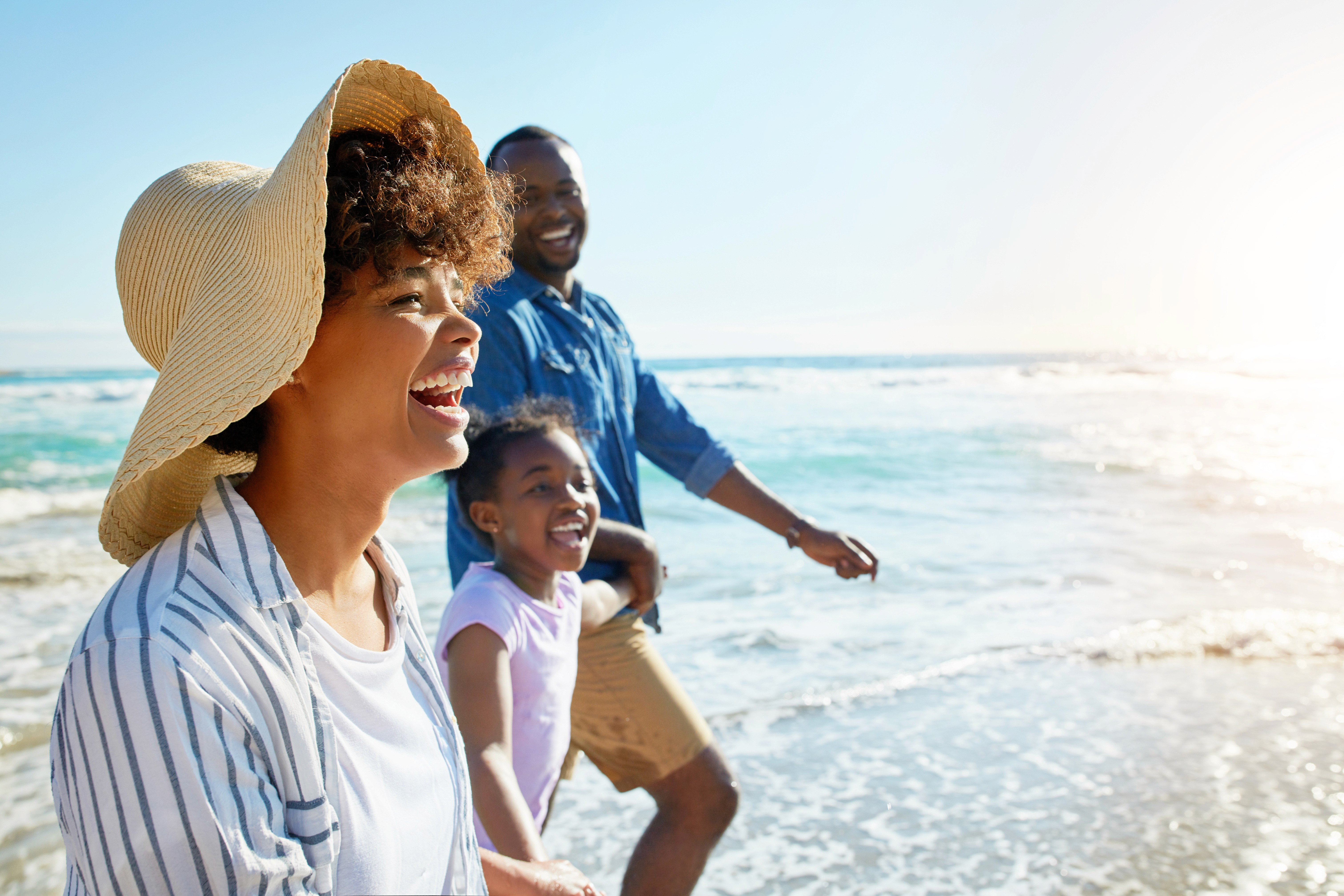 Familie verbringt gemeinsam Zeit am Meer und genießt den Strandurlaub mit Kindern.