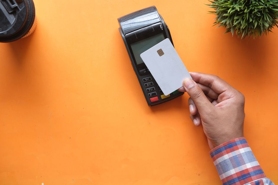 Antreprenor care încasează cu cardul la un terminal POS o plată de la o firmă client, caz în care nu este obligatoriu bonul fiscal pentru tranzacția B2B cu factură