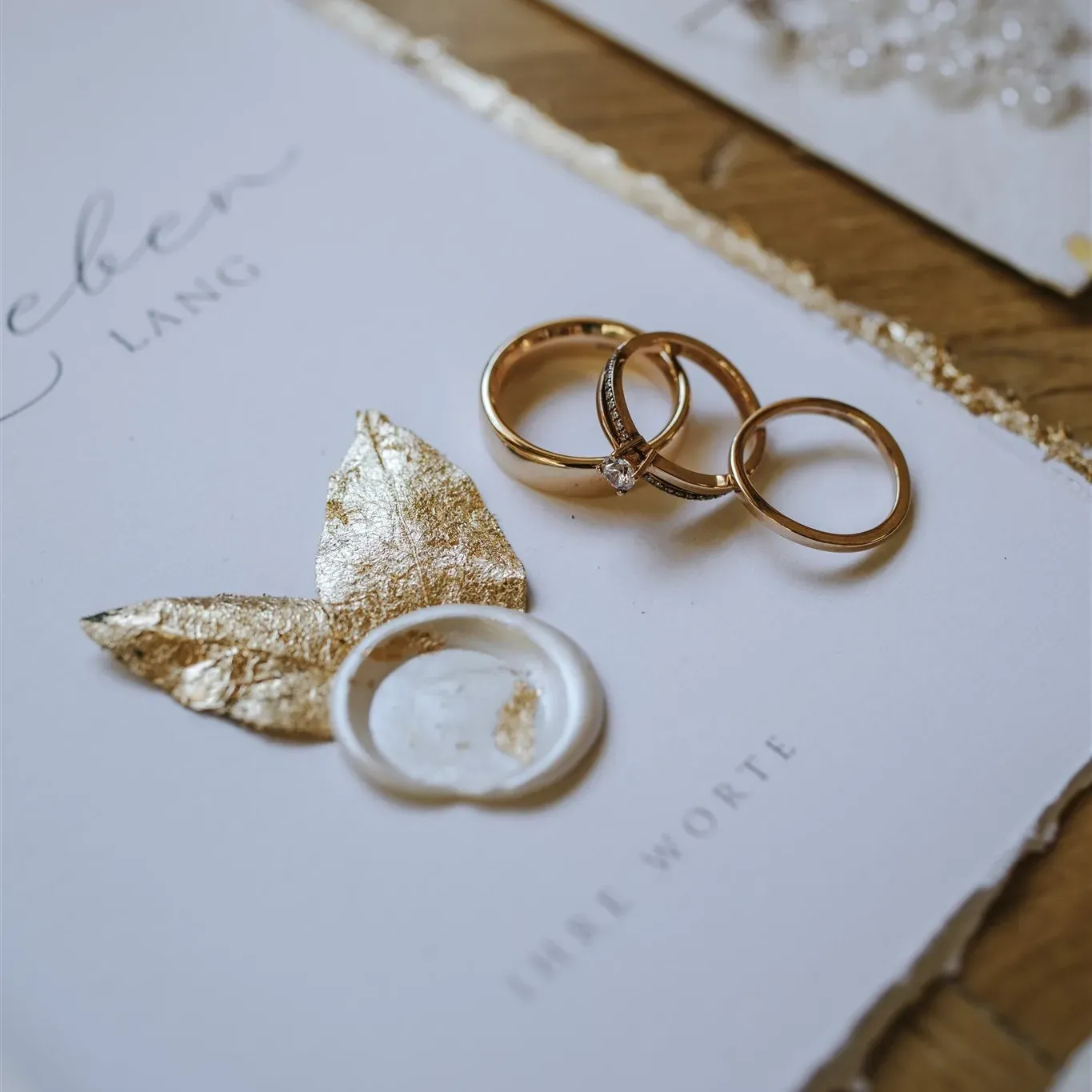 Personalisierte Save-the-Date-Karte mit goldenem Wachssiegel und floralen Details – exklusives Grafikdesign von Sophia Rechter.