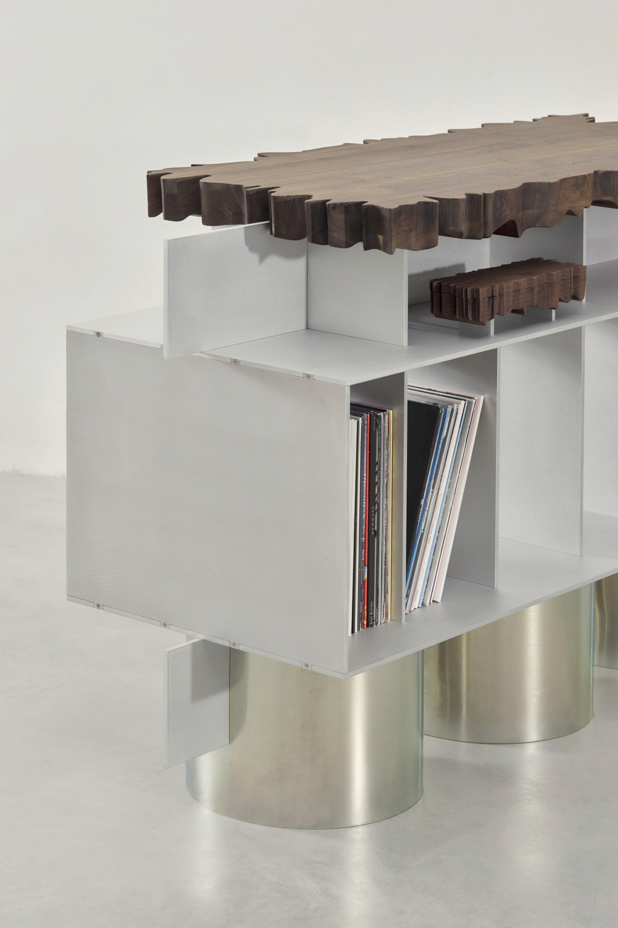 zinc-plated-steel-legs-supporting-aluminium-body-audio-altar