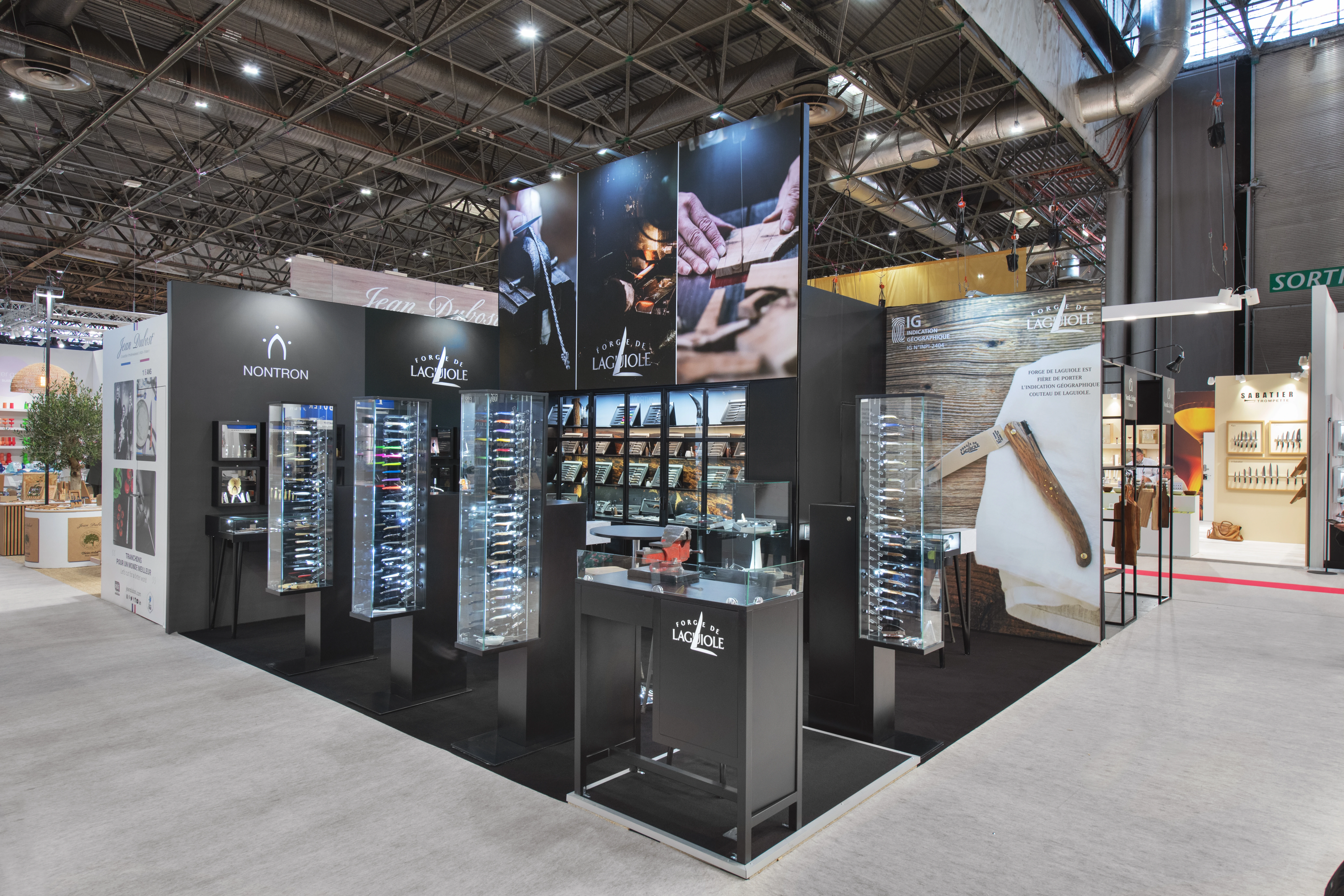 tand Forge de Laguiole Maison & Objet 2025 Paris Nord Villepinte avec vitrines de couteaux haut de gamme