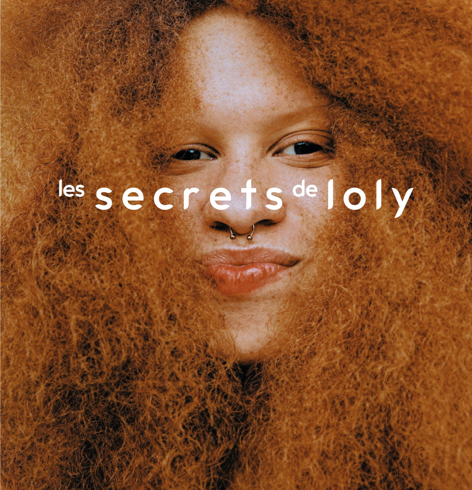 Image femme cheveux texturé rousse avec logo les secrets de loly