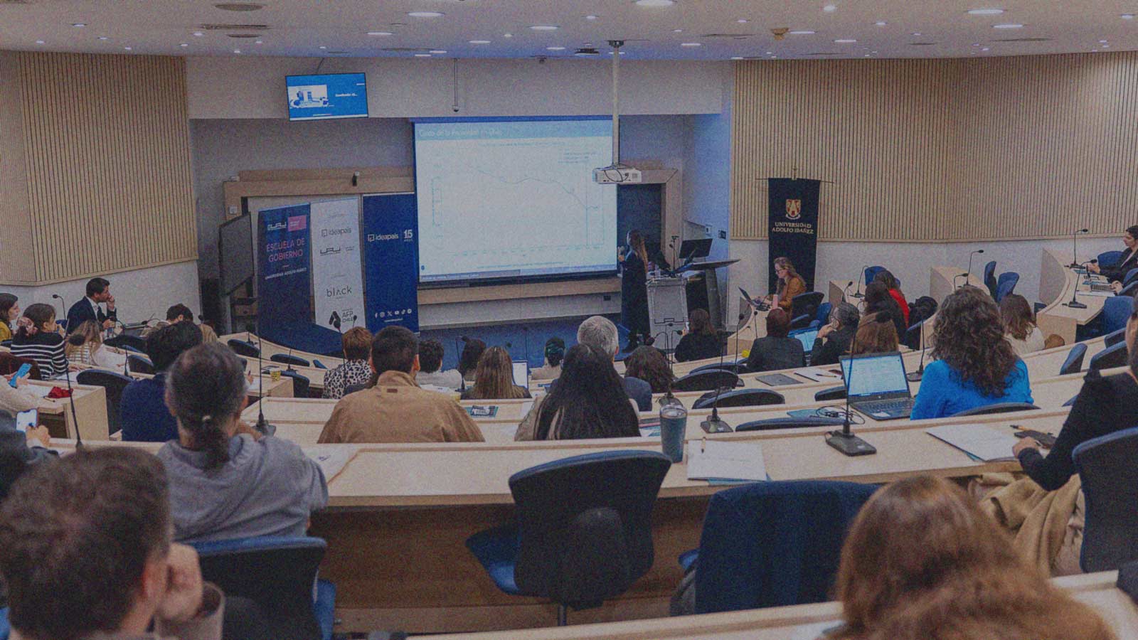 Foto de una sala de la Universidad Adolfo Ibáñez en el marco de la tercera edición del Congreso de Políticas Públicas Profamilia, realizada por IdeaPaís en conjunto con la Escuela de Gobierno de la UAI.