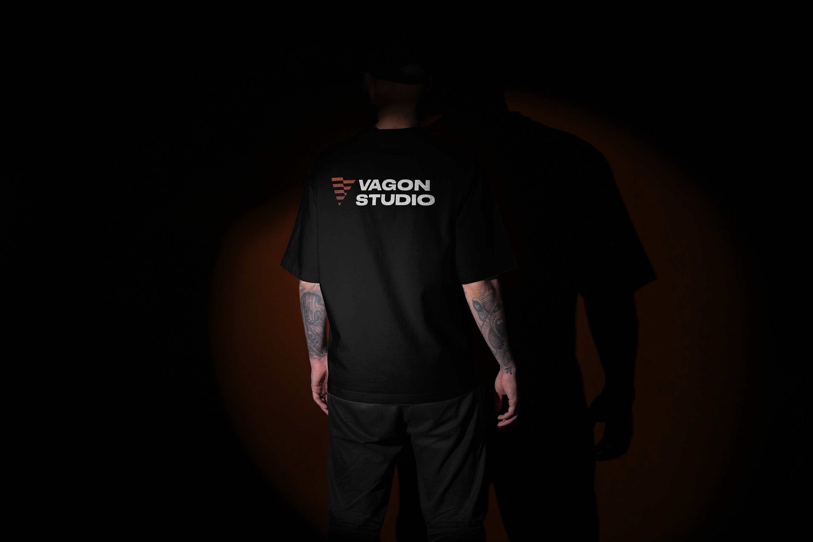 Zdjęcie człowieka w koszulce z nadrukiem Vagon Studio na plecach