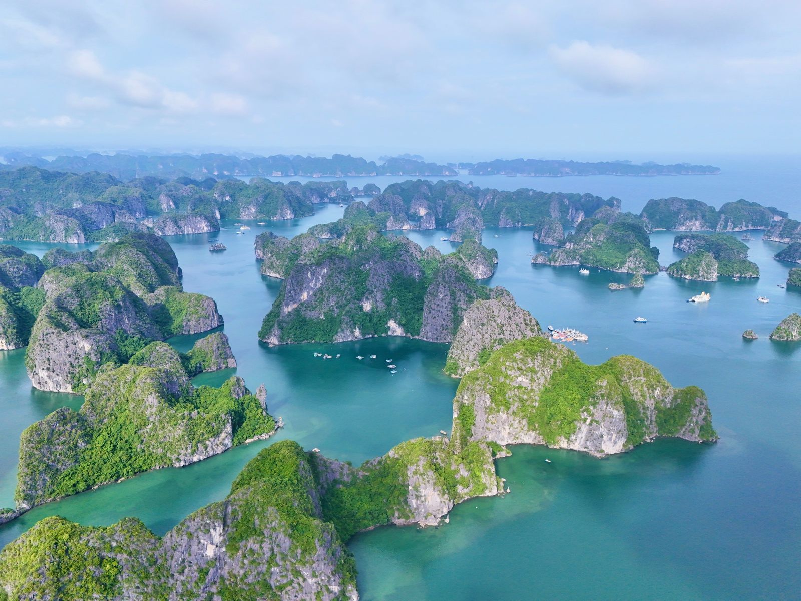 Islands and turquoise water of Lan Ha Bay
