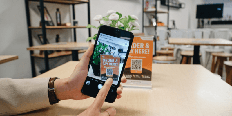 Seorang pelanggan mengimbas kod QR Order and Pay