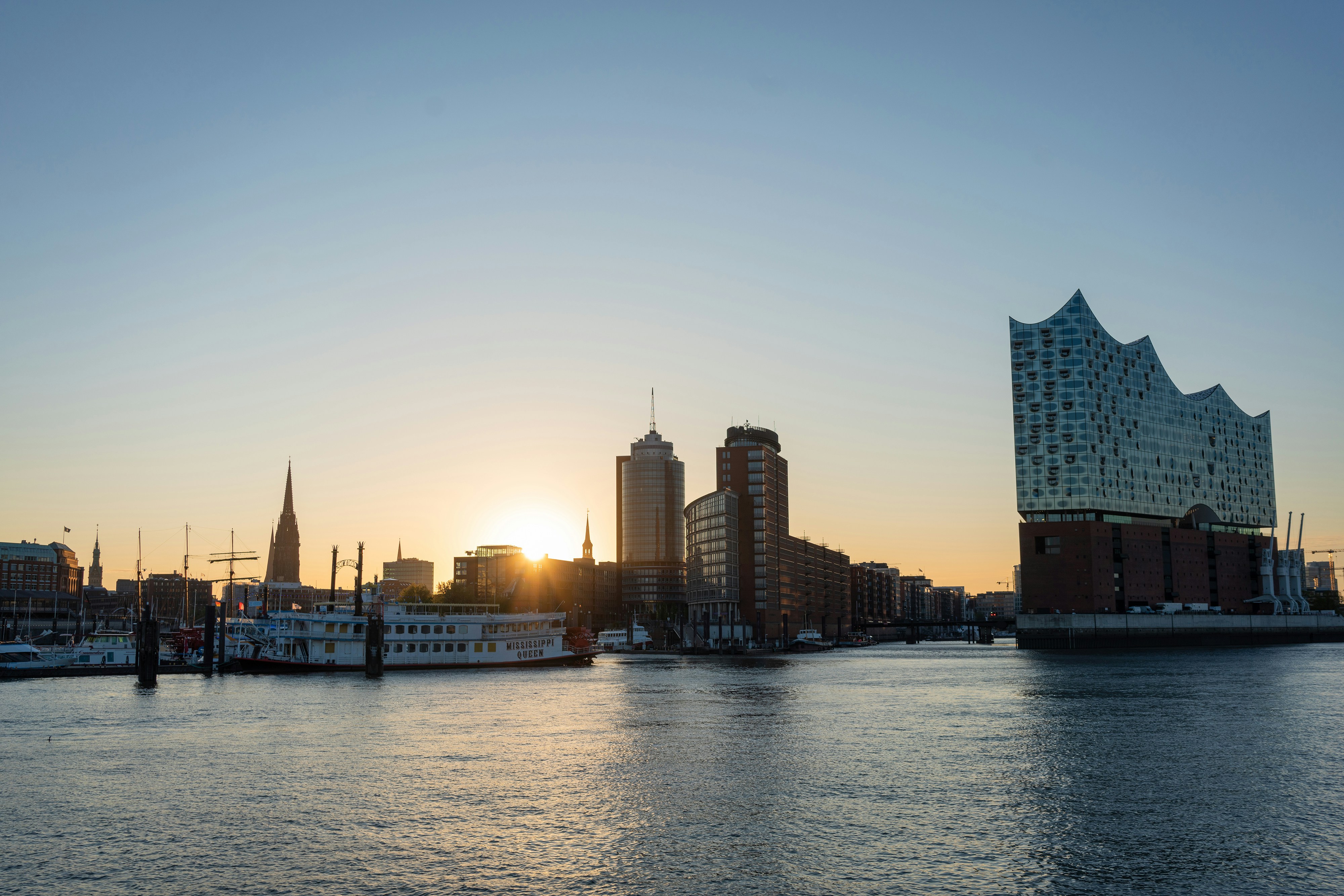 Die Elbphilharmonie in Hamburg, ein modernes Konzerthaus mit gläserner Fassade auf einem historischen Speicher, ist ein markantes Wahrzeichen der Stadt.