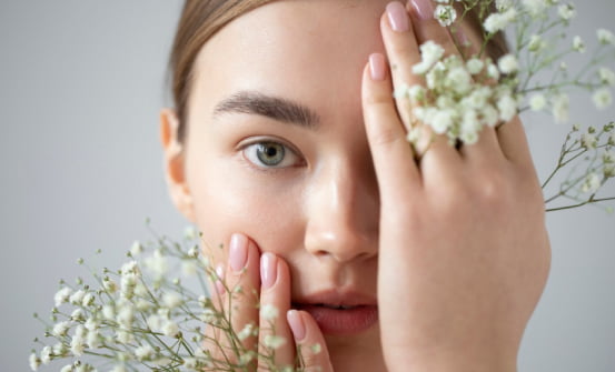 Жінка відчуває біль під правим ребром