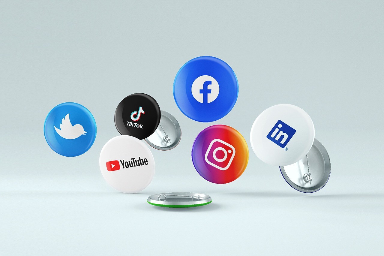 Design an infographic highlighting the key statistics about social media usage in Botswana. Include visuals of popular platforms, growth percentages, and engagement metrics.