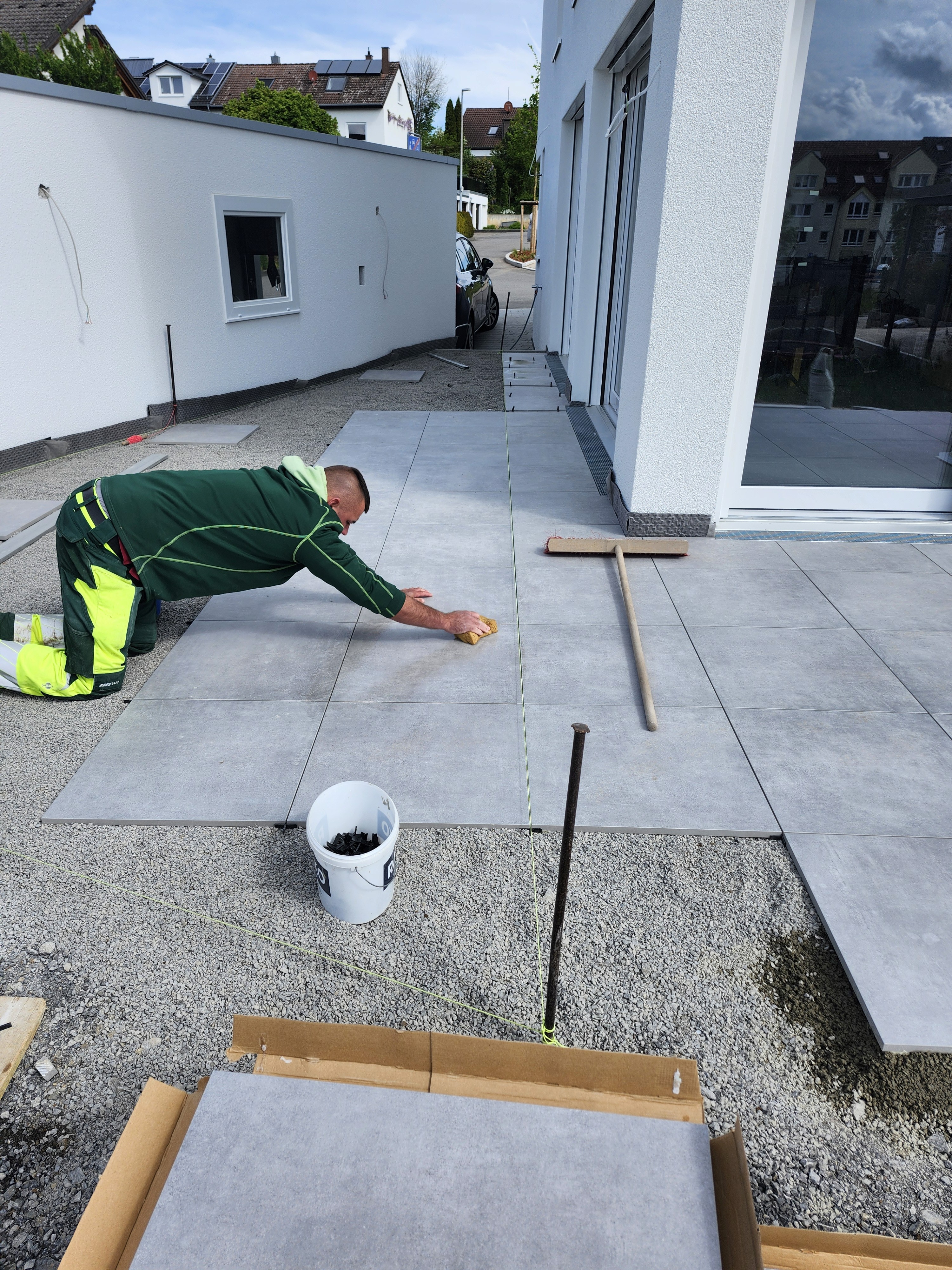 Marohn & Binder Gartengestaltung beim Verlegen von Großplatten für eine Terrasse im Gartenbau. , Marohn & Binder Gartenbau