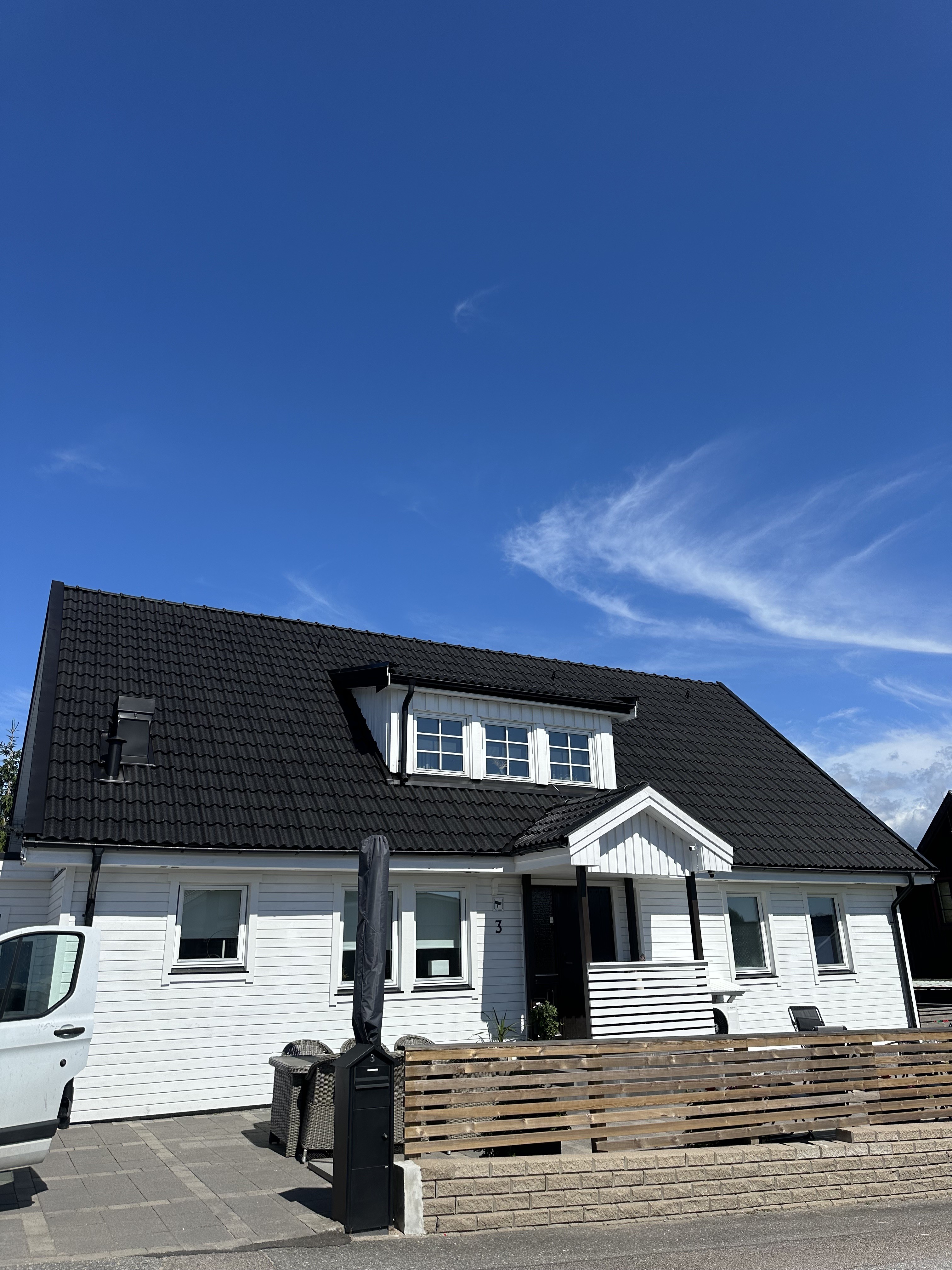 Samma villa med nymålat svart betongtak efter takmålning, Ezytak Uddevalla