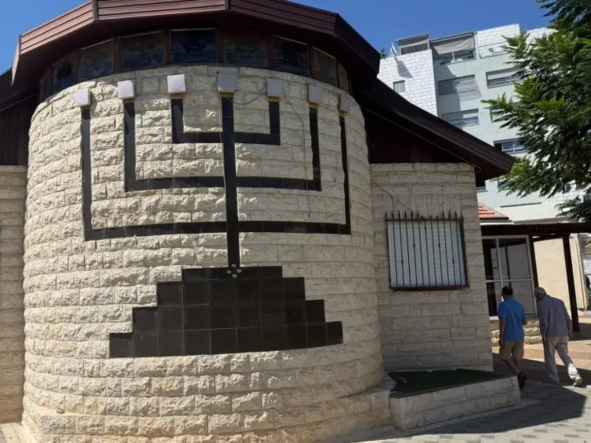 Facade of the Samaritan synagogue in Holon. Photo courtesy Tania Michaelian.