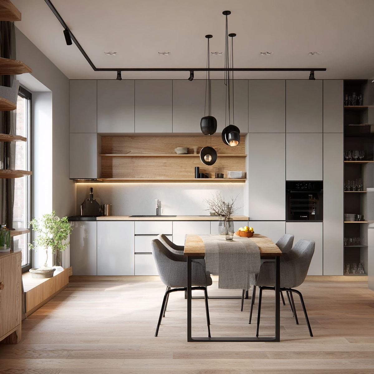 Moderne Küche mit hellgrauen Schränken, Holzakzenten und Einbaugeräten. Ein Esstisch aus Holz mit vier grauen Stühlen steht unter drei Pendelleuchten. Große Fenster und eine Topfpflanze runden diese stilvolle 3D-Darstellung ab.