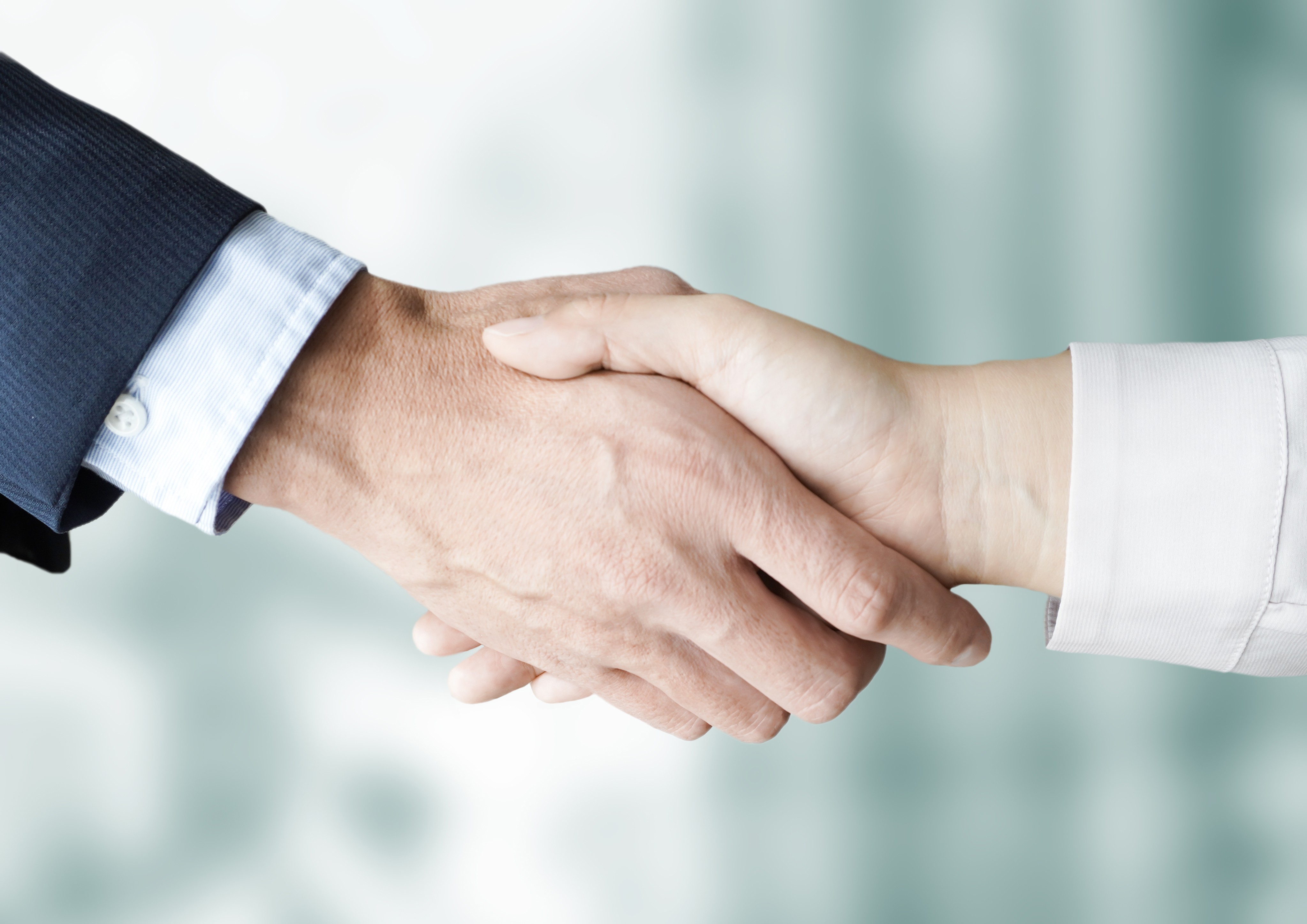 成功した営業プレゼンテーションと握手を交わすビジネスパーソン