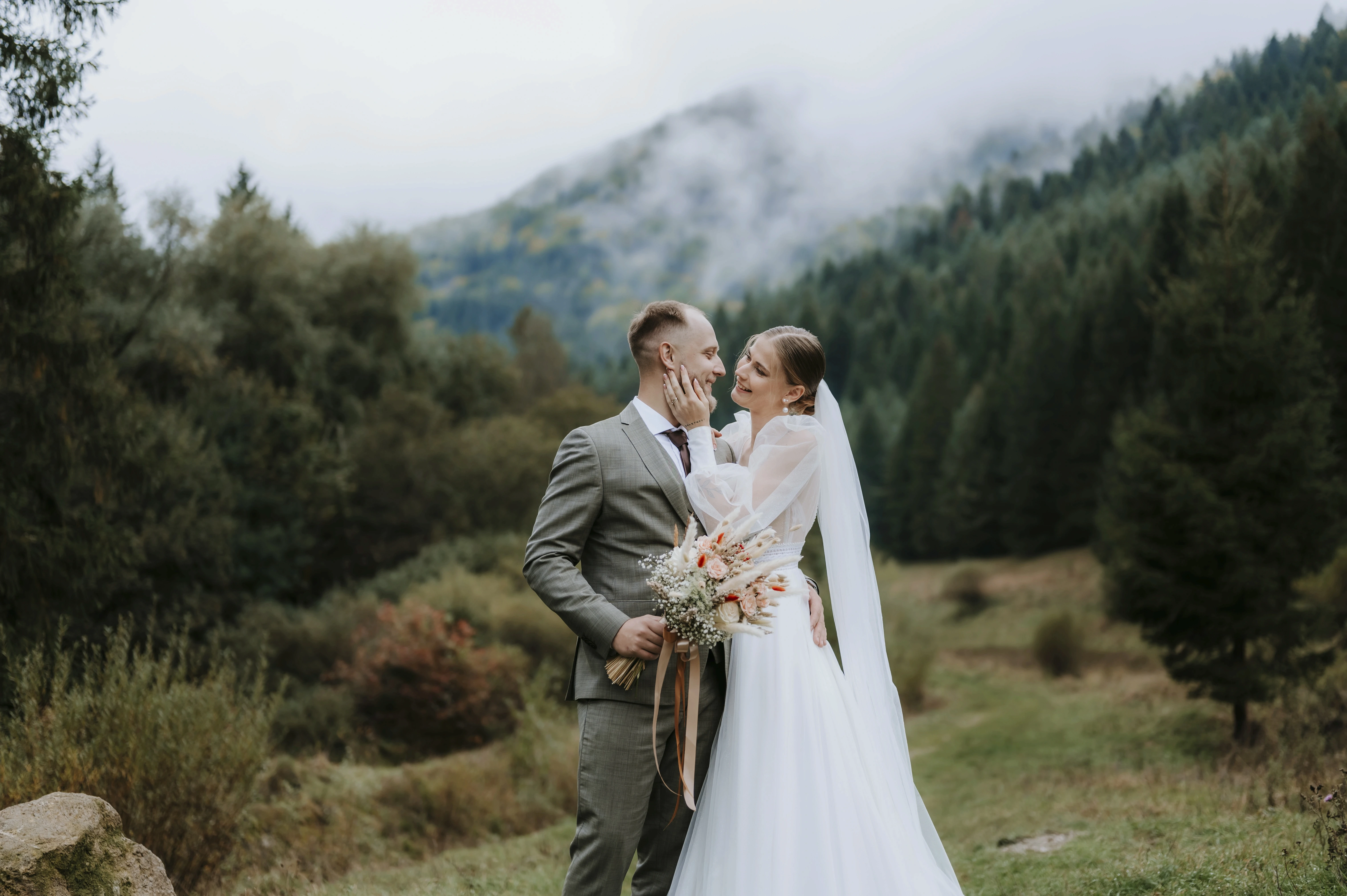 Svadobná fotografia páru v krásnej prírode Oravy. Svadobná fotografka Eva Paldia zachytáva emócie v Tvrdošíne, Dolnom Kubíne, Trstenej a Námestove.