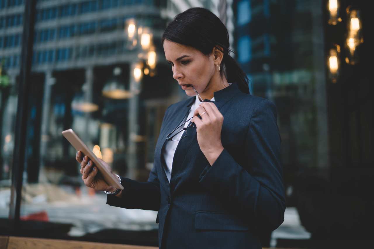 mulher de negócios checando lista restritiva em um tablet