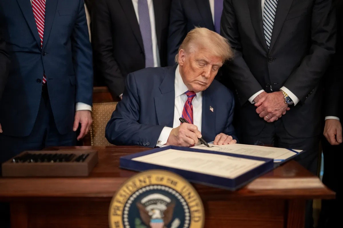 Präsident Trump unterzeichnet im Kreis von Regierungsvertretern den GENIUS Act, das erste US-Bundesgesetz für Stablecoins