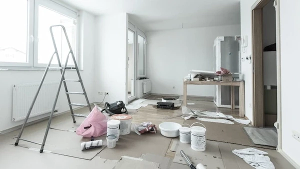 appartamento con lavori in corso tappezzato con cartoni e nylon di protezione