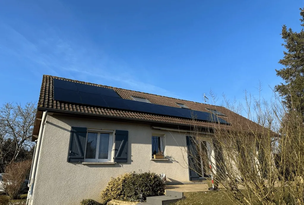 Photo du toit d'une maison en Centre-Val de Loire équipée de panneaux photovoltaïques dont l'installation a été faite par Solarock.