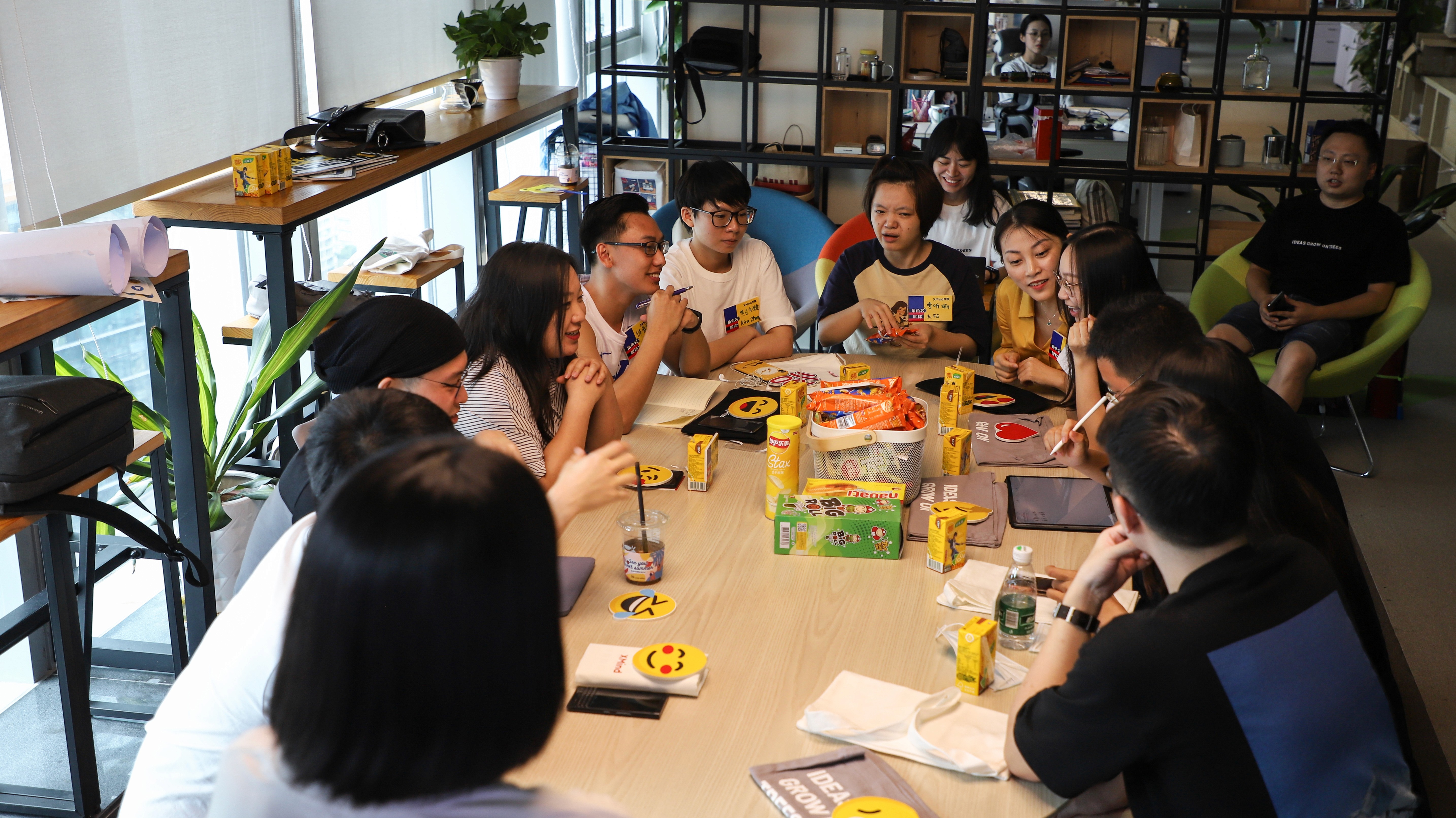 沙龙活动讨论场景