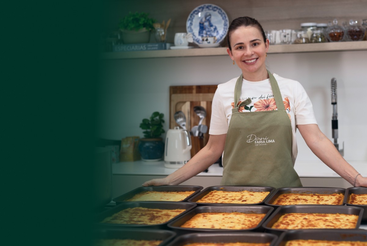 Foto da Dani sorrindo na cozinha - Hero