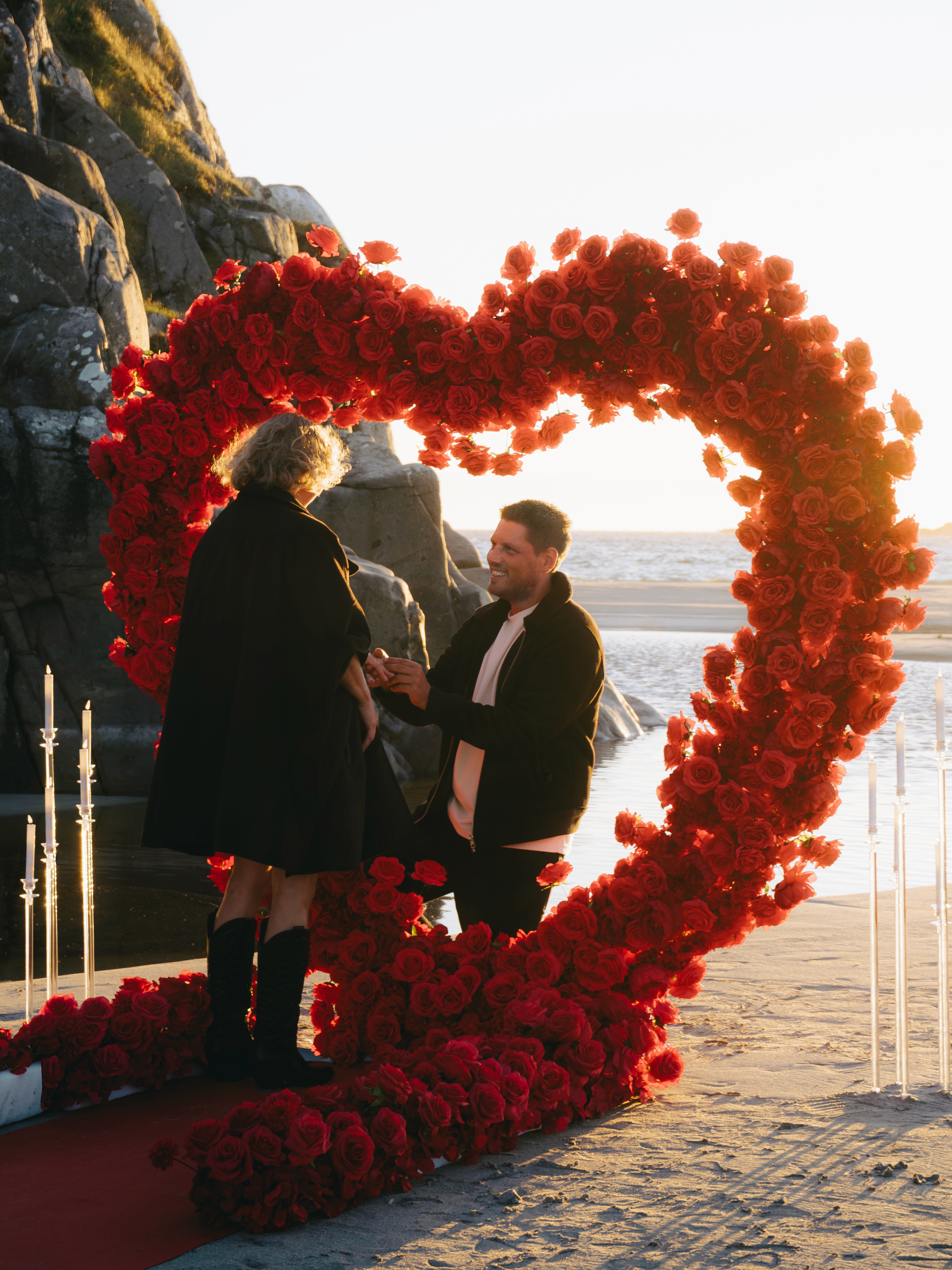 Ekte frieri på Sandvesanden Karmøy. Forlovelsesfotografering med fokus på naturlige og ekte øyeblikk.