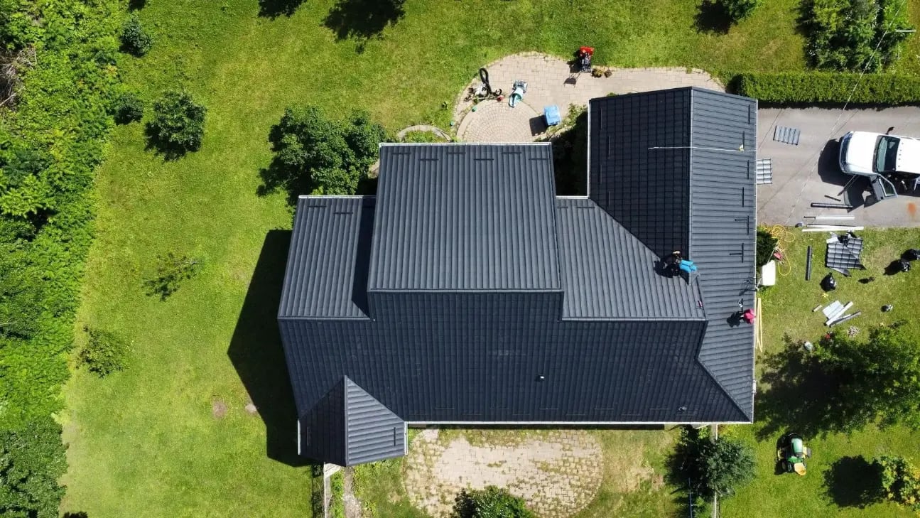 Maison avec toit métal à Joliette - garantie 50 ans