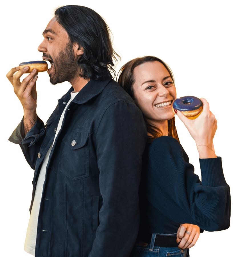 deux personnes qui croquent dans des donuts