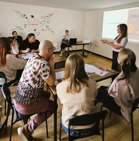 Группа на занятии.Педагог объясняет тему.