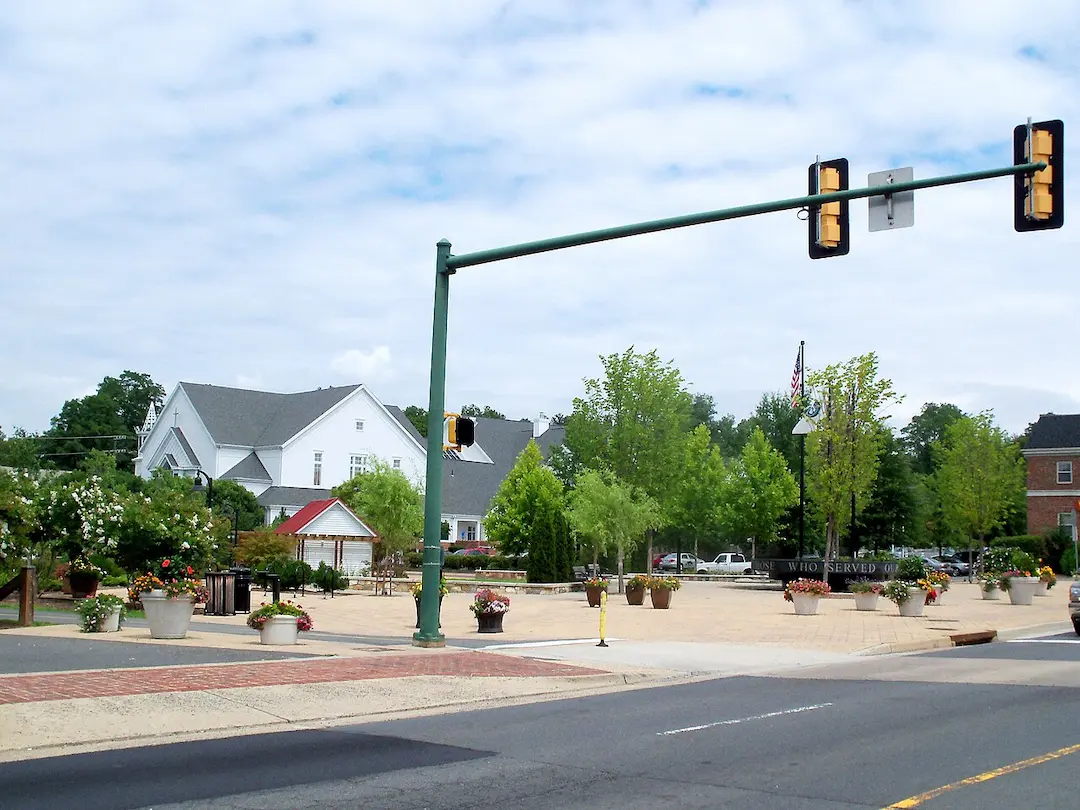 A downtown Vienna, VA street intersection and paved town plaza area, serviced by an expert local plumber.
