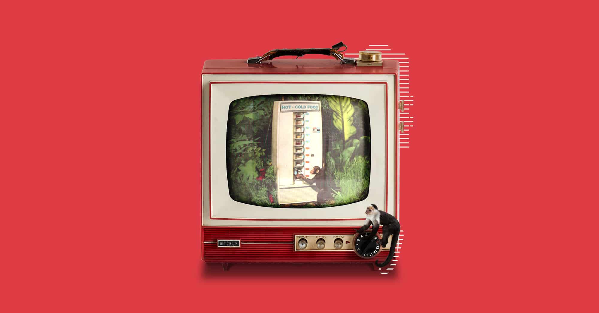 Televisor retro rojo con venta de comida caliente y fría en pantalla, acompañado de un pequeño mono.
