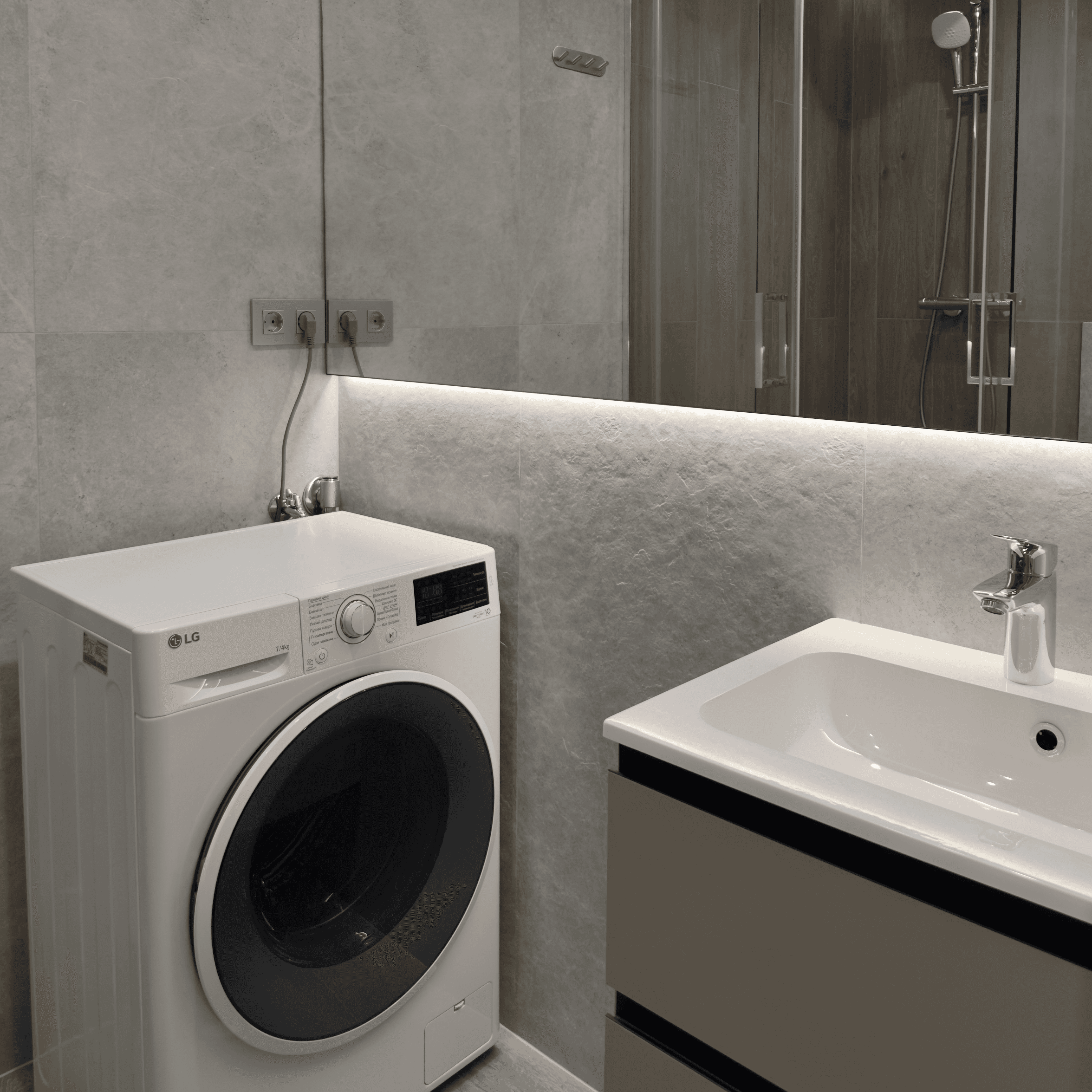 Сучасна ванна кімната з пральною машиною, дзеркалом з підсвічуванням і душовою