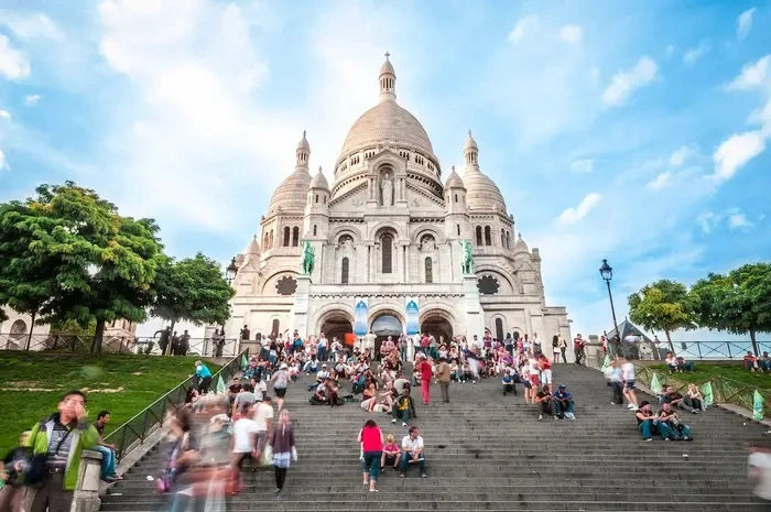 Sacré-Cœur Basilica with visitors