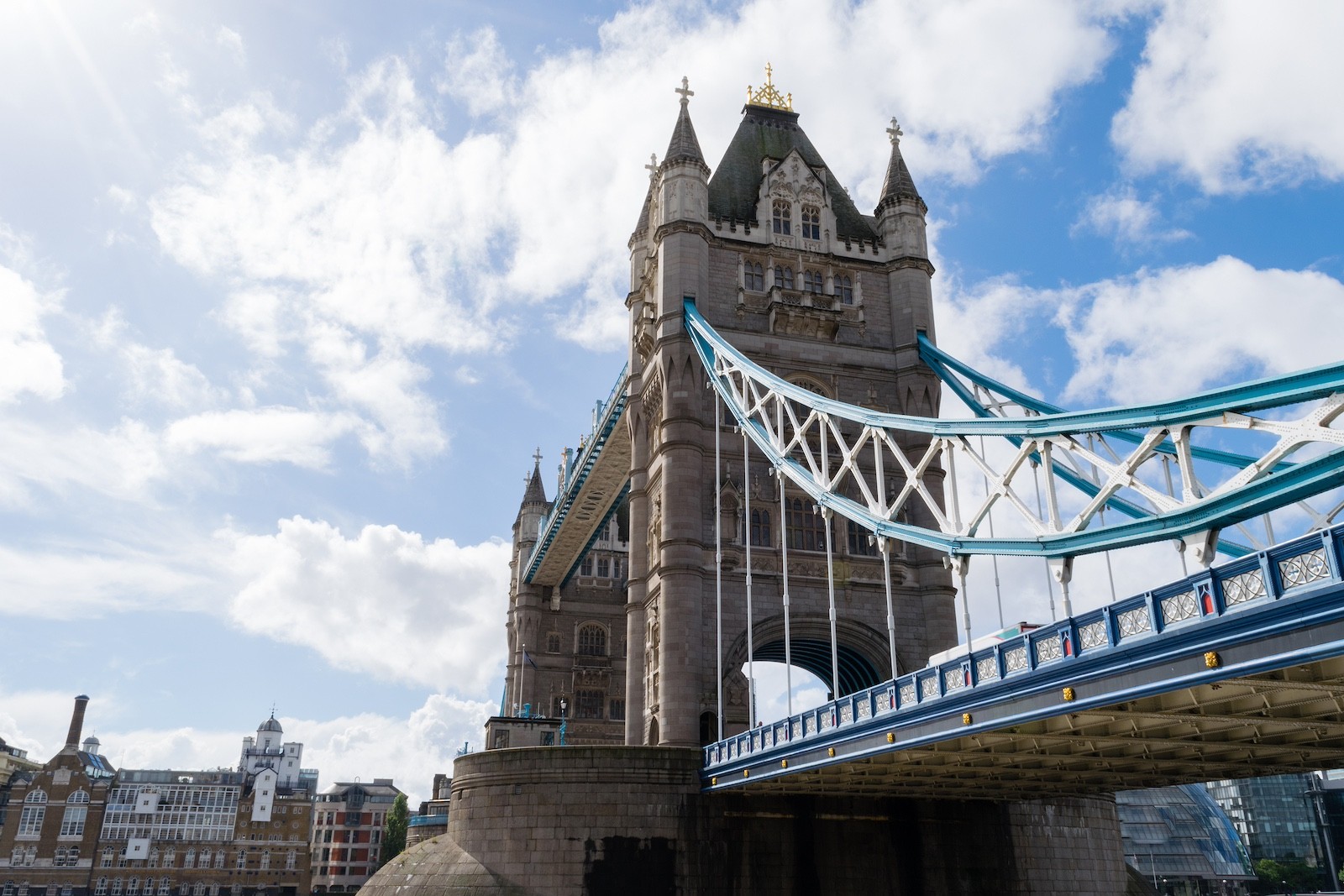Tower Bridge in London representing institutional authority, financial governance, and continuity within modern wealth planning.