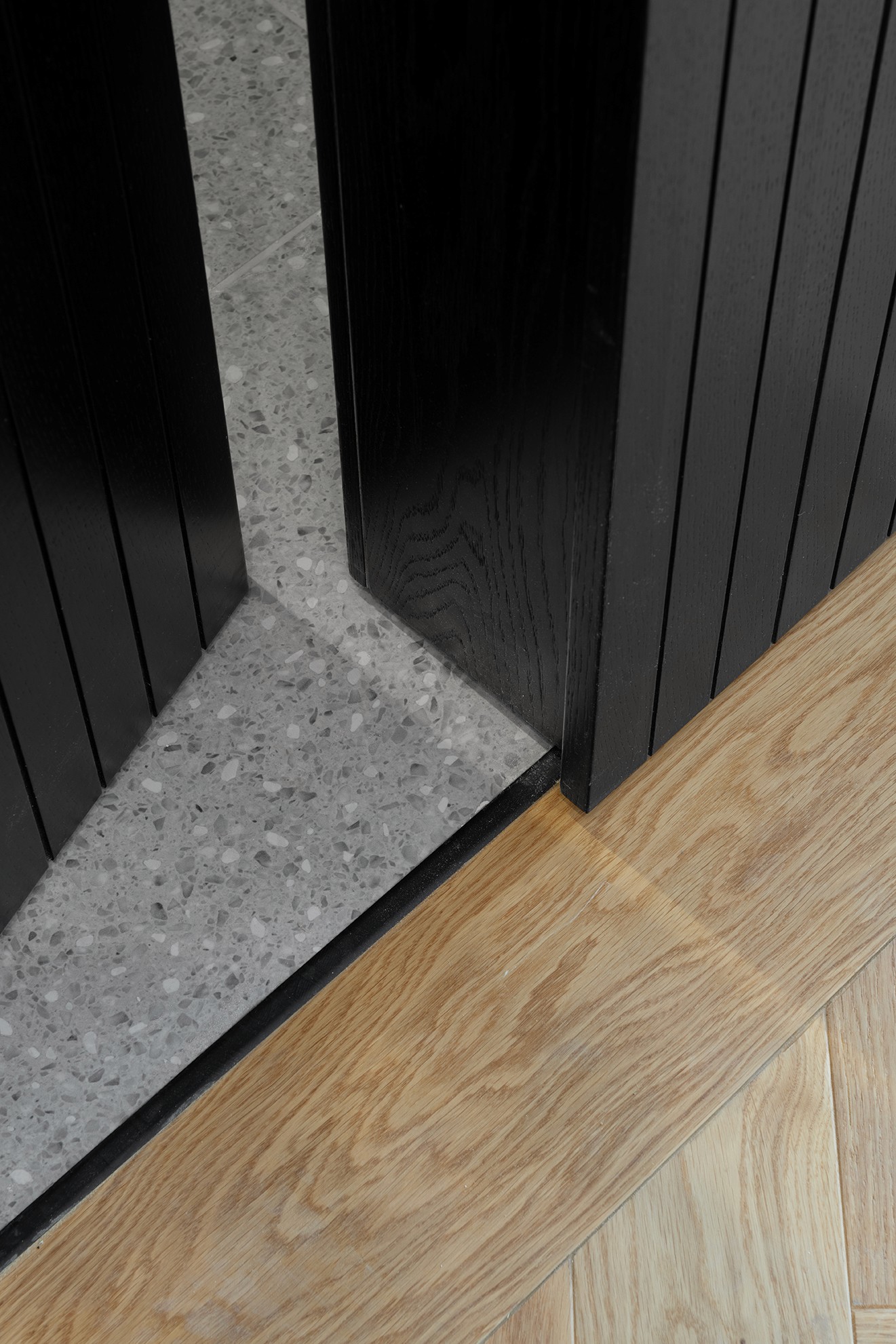 אזור לאונג' (Lounge) אקוסטי עם ריהוט רך – יצירת "אדריכלות רכה" ואינטימיות בתוך חלל עבודה פתוח