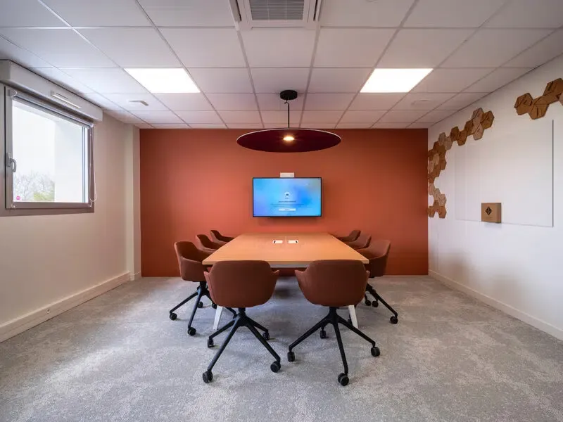 Salle de réunion orange chaleureuse — photographe entreprise Lille Nord | Anteale Yann Manac’h 2025