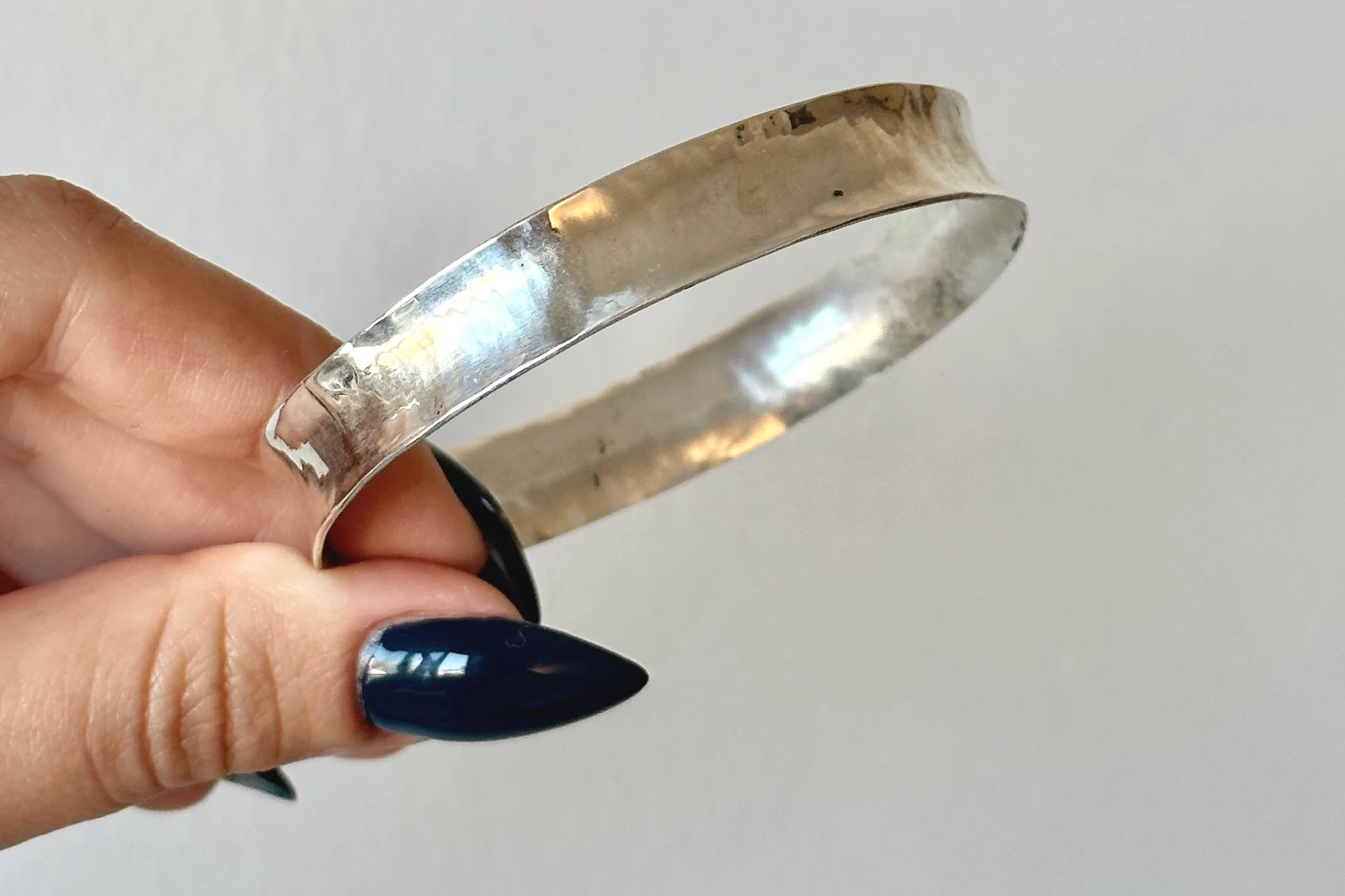 צמיד כסף מעוצב בעבודת יד, צילום מוצר תקריב (Macro) מקצועי המדגיש את הגימור והטקסטורה - ShiriZ הצלמת שירי עציץ