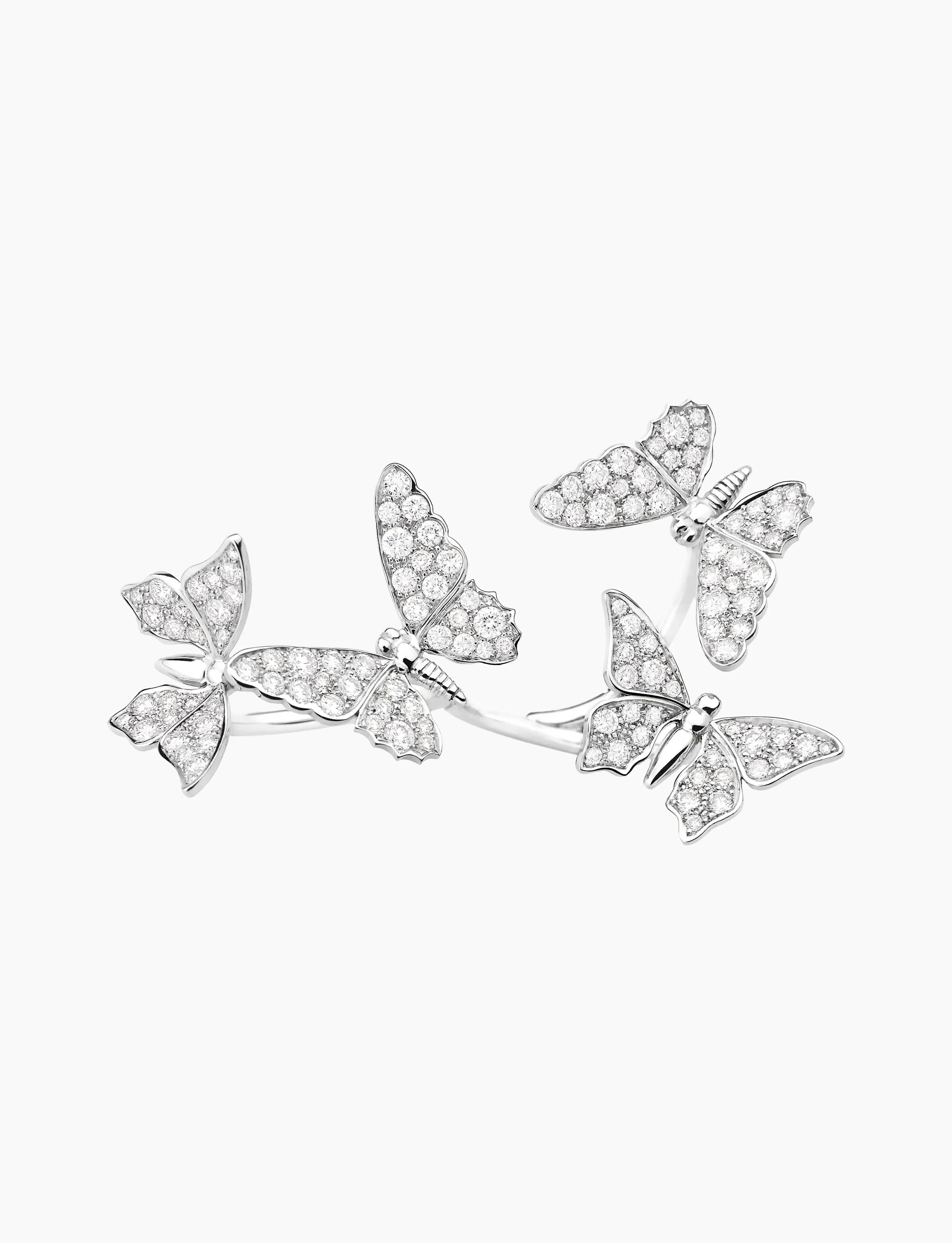 Détail de la Bague 4 papillons Maison Édéenne en diamants sur fond clair