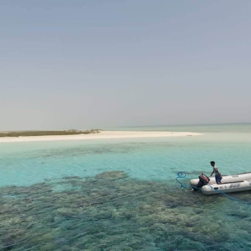 浮潛之旅到哈馬塔島，前往島上的通道。