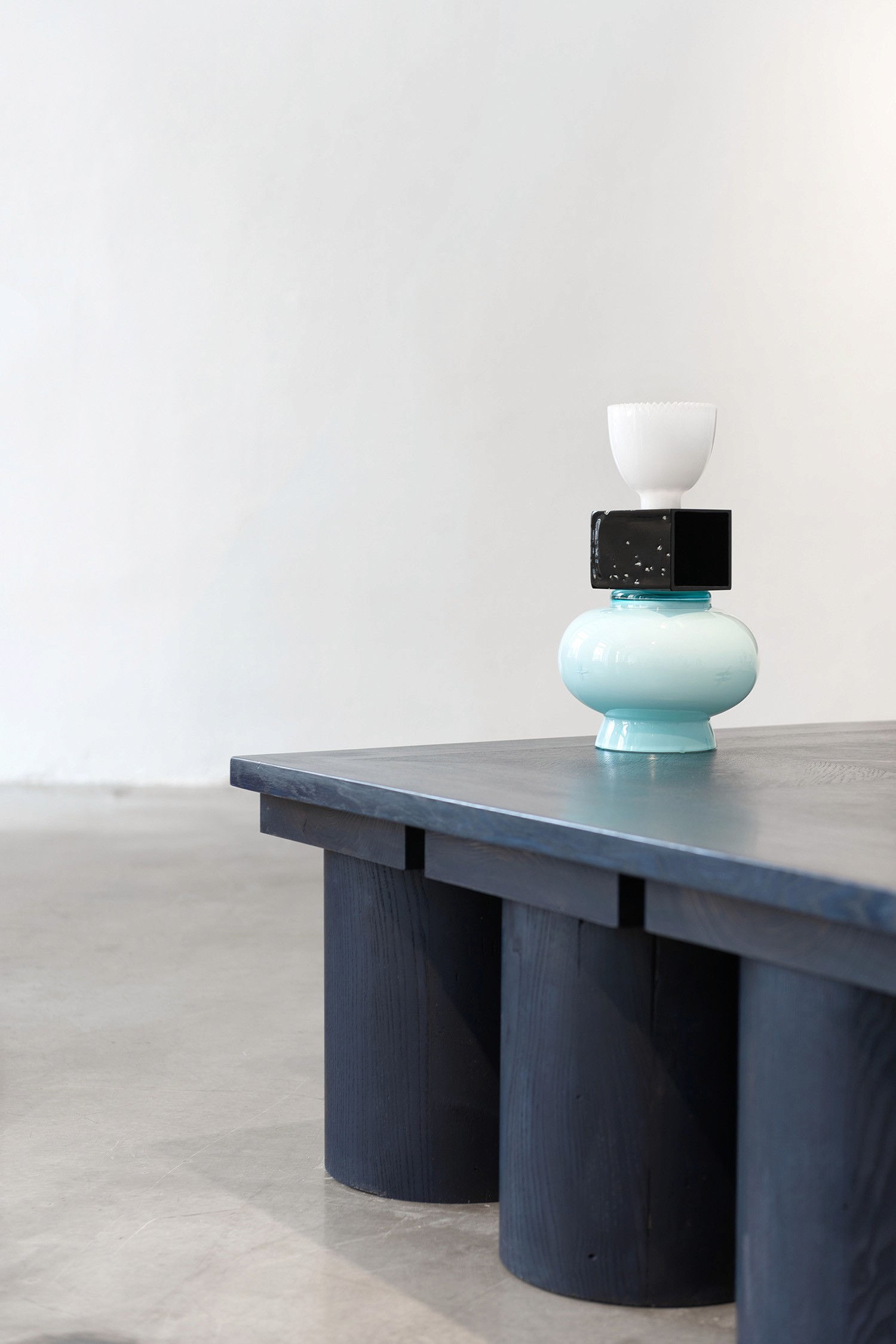 detail-glass-objects-on-veltrussy-mansion-table-jiri-krejcirik