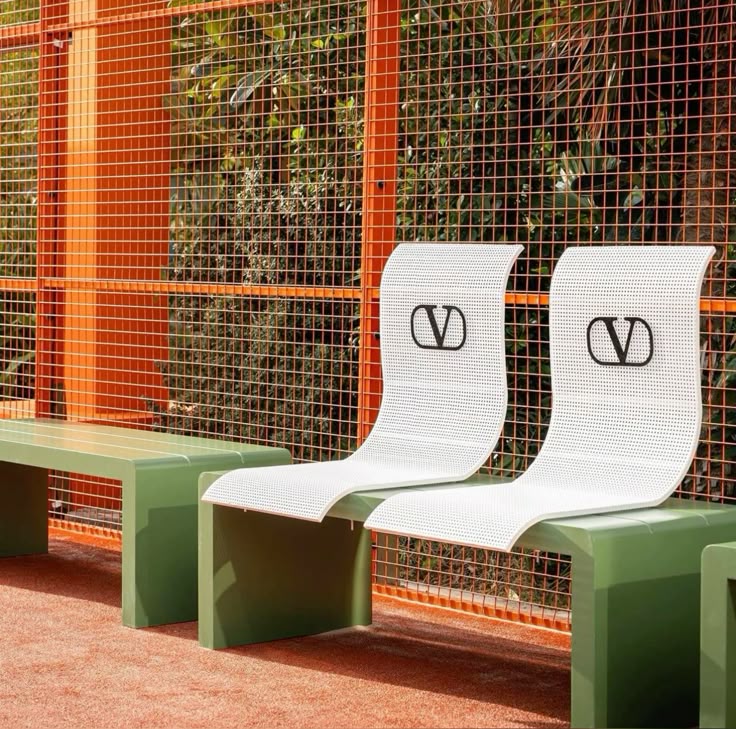 BW Floor Design 為室內匹克球場工程安裝的專業灰色防噪吸音棉牆身。