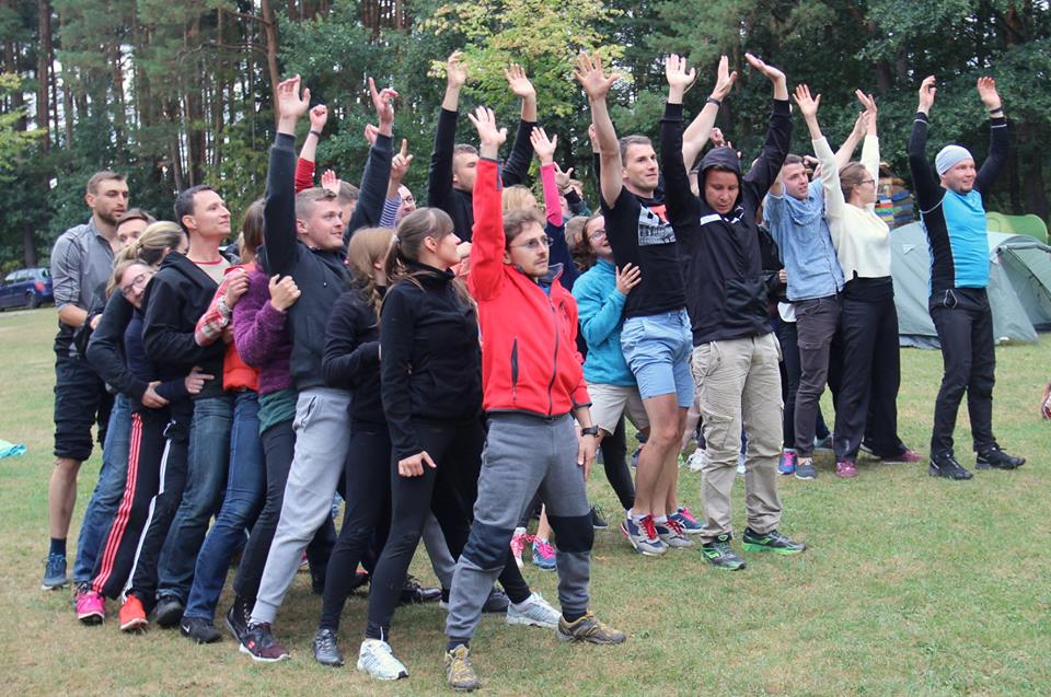 Die Verbandmitglieder teilten sich in drei Teams auf, stellten sich in Reihen auf und führten synchronisierte Gymnastikübungen durch.