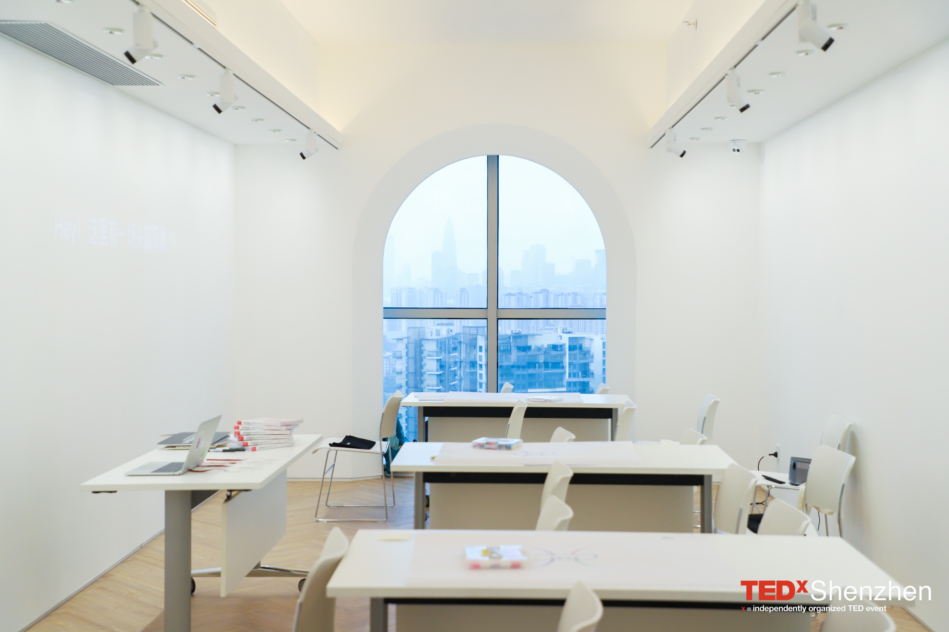 明亮会议室与城市景观