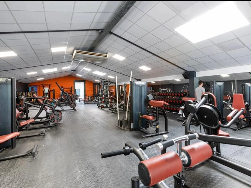 intérieur d'une salle de muscu